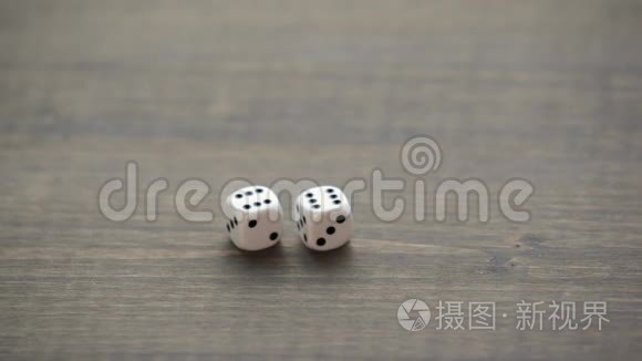 木质纹理桌子上的白色小骰子视频