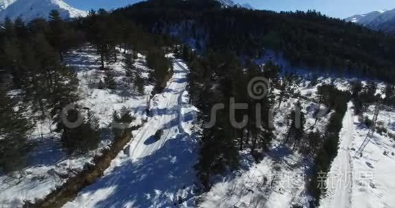 开车穿过雪林.. 4K空中