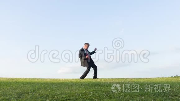 疯狂的商人弹空气吉他视频