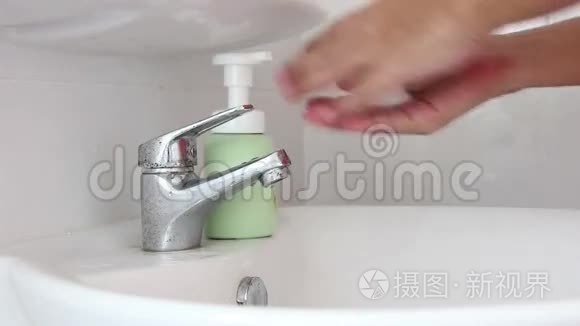 用泡沫肥皂洗手