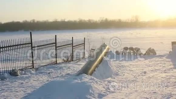 穿着滑雪橇的人在管道上滑视频