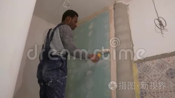 在建筑公司工作的黑人视频