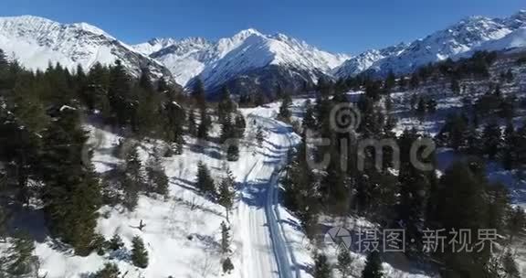 空中拍摄山脉间一条冬季道路