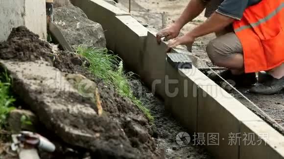 在道路上安装曲线视频