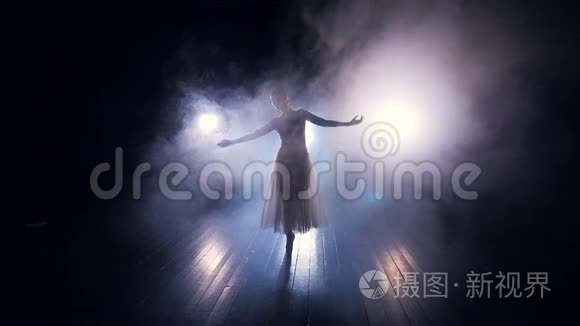 芭蕾舞女在雾中跳舞。 没有脸。 慢动作。 高清。