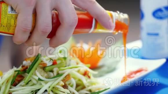 泰国菜沙拉，蔬菜缓慢地倒入辣椒酱。 1920x1080