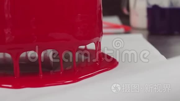 厨房餐桌上的红镜釉上的糖霜视频