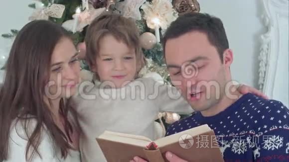 圣诞之夜三人一起读书快乐视频