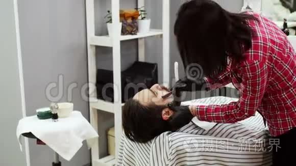 理发师用刮白人视频