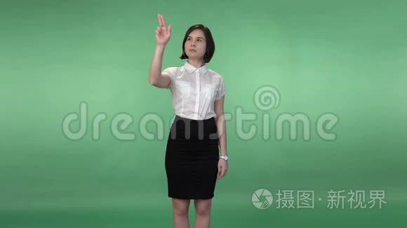 女人翻转虚拟屏幕视频