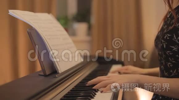 弹钢琴的小女孩视频