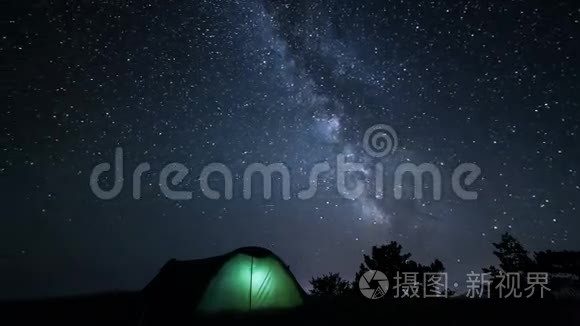 夜间在帐篷上方旋转银河视频