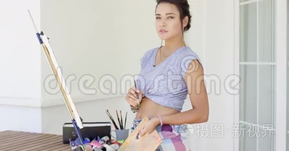 严肃的年轻女艺术家在户外画画视频