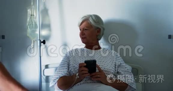 护士为女性老年病人提供膳食视频