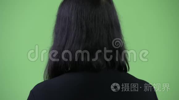 美丽的亚洲女商人回头看