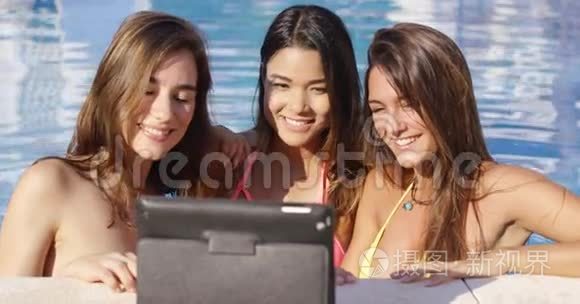 三个活泼的微笑女人自拍视频