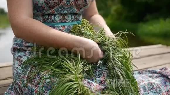 女孩做草花的花环视频