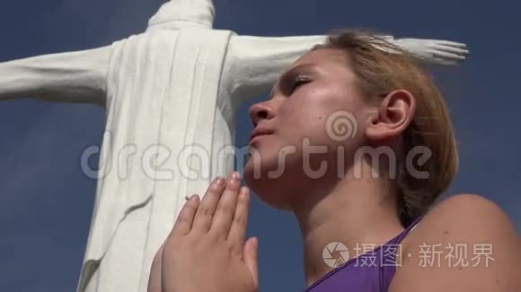 基督教妇女向上帝祈祷视频