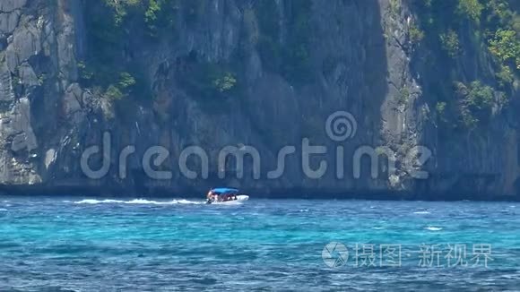 游客乘坐高速摩托艇在波浪海上视频