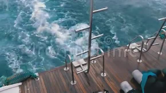 船浮在波浪上 在红海里留下一条小径 船的船尾 埃及mov格式视频下载 正版视频编号03n3ag 摄图新视界视频库