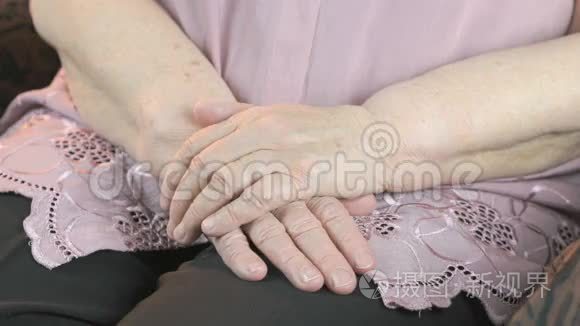 男人在生病时抚摸着老妇人`手