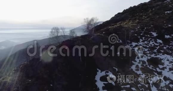 在冬季，空中无人驾驶飞机在森林森林森林上空盘旋，形成了高山和飞机。 纳特山上的雪