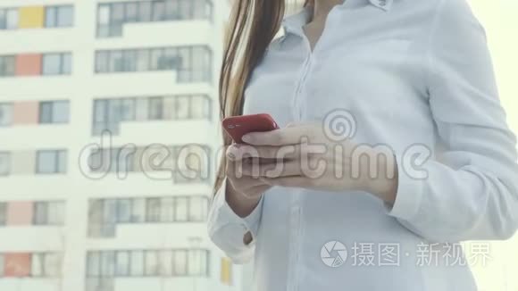 城里优雅漂亮的女人在智能手机上发短信