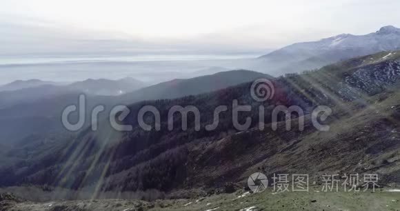 在冬季，空中无人驾驶飞机在森林森林森林上空盘旋，形成了高山和飞机。 纳特山上的雪