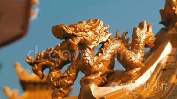 寺庙建筑群中的中国龙的金像。 中国寺庙的装饰和装饰
