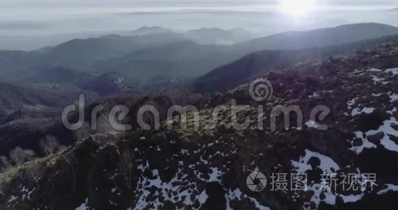 在冬季，空中无人驾驶飞机在森林森林森林上空盘旋，形成了高山和飞机。 纳特山上的雪