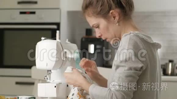女裁缝在缝纫机上缝纫视频