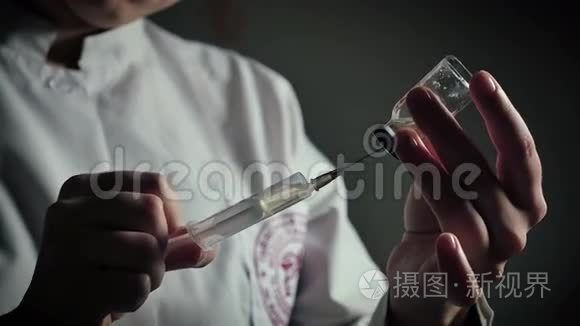 护士拿起注射器里的抗生素视频