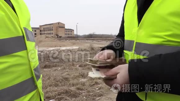 承包商给建筑工人欧元视频