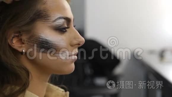 在美容院化妆的女模特的形象视频