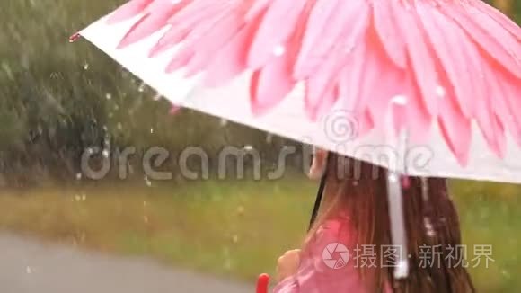 带着雨伞的快乐小女孩视频