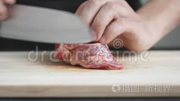 青年厨师用刀切肉片的正面视图视频