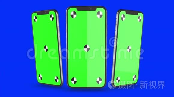 三个智能手机打开蓝色背景。 易于定制的绿色屏幕。 计算机生成的图像。
