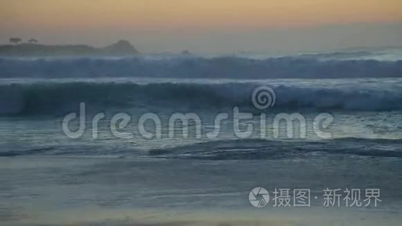 太平洋海岸附近的大浪特写