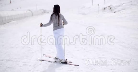 在山下滑雪板上可爱的女人视频