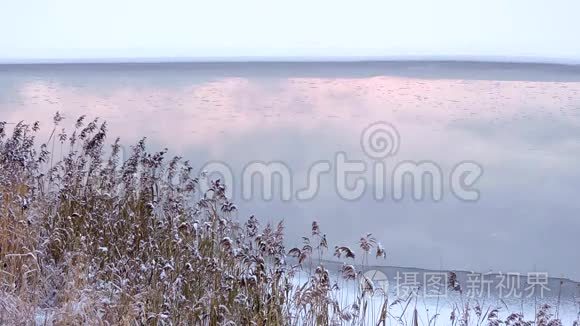 美丽的冬景冰封的湖面冰雪倒影视频