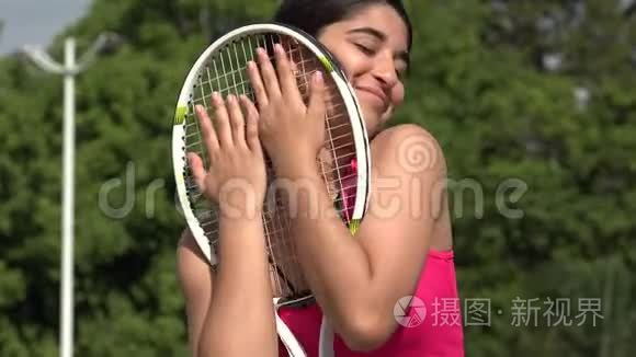 女青少年网球运动员与快乐视频