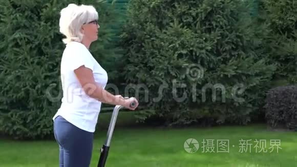 骑着电动个人运输工具的女人视频