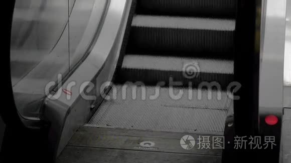 地下通道的自动扶梯视频
