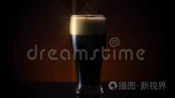 吉尼斯啤酒浇过明星过滤器视频