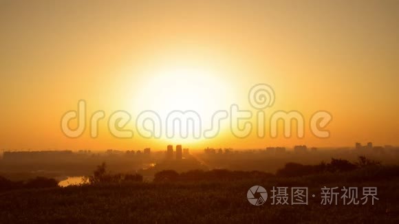 一位女士在观景台的后景