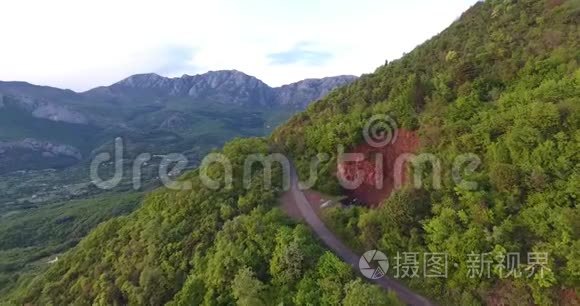 空中直升机拍摄高山上一片未被触及的森林