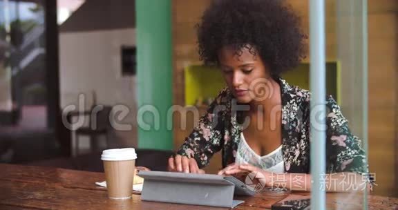 两位年轻的女商人在咖啡厅见面视频