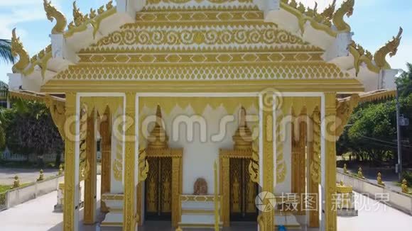 泰国白色和金色寺庙的鸟瞰图视频