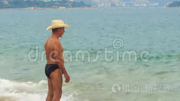 帽子里的老人站在佛米波边看海视频