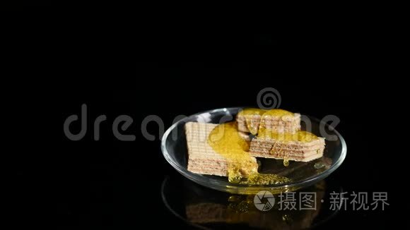 黑底碗里有蜂蜜和坚果的华夫饼视频